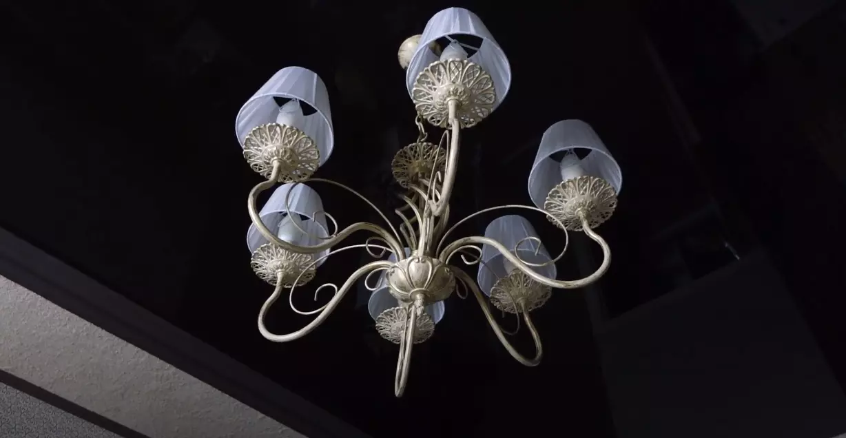 Зеркальный натяжной потолок